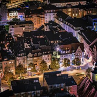 .. so von oben mal zum Markt gelunst ..

[ street ]
[ city ]
[ jena ]
[ markt ]
[ herbst ]
[ longexposure ]

#buildings
#architecture
#longexposure
#sreetphotography
#markt

#building
#artofvisuals
#colors
#longexposure_shots
#dark

#streets_storytelling
#streetview
#streetvibes
#streettower
#jenagram

#creativecontent
#creativity
#longexposurephotography
#streetgrammer
#streetninjas

#jena
#visitijena
#meinjena
#deinjena
#jenafotografx

#cityscape
#citygeoyourshot
#citykillerz
#citynightscape
#citygram