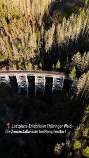 Lostplace-Erlebnis im Thüringer Wald – Die Ziemestalbrücke bei Remptendorf

Einst Teil der Bahnstrecke Triptis–Marxgrün, war sie ein Meisterwerk der Ingenieurskunst und ist heute ein stiller Zeuge vergangener Zeiten. Das vollständig aus Stahl errichtete Viadukt ragt 32 Meter über das Tal und bietet mit seiner imposanten Architektur ein faszinierendes Motiv für Fotograf:innen, Wandernde und Geschichtsliebhaber:innen gleichermaßen.

Wer die Brücke entdecken will, sollte festes Schuhwerk einpacken: Der Weg führt durch idyllische Wälder, vorbei an moosbedeckten Felsen und entlang des Ottertals. 🌿 Die Atmosphäre ist magisch – besonders, wenn Nebel zwischen den Stahlträgern aufsteigt oder die Sonne durch das Blätterdach scheint.

⚠️ Hinweis: Die Brücke ist ein stillgelegtes Denkmal und nicht gesichert. Betreten erfolgt auf eigene Gefahr – bitte respektiert Natur und Bauwerk.

✨ Tipp: Besonders in den frühen Morgenstunden oder bei Sonnenuntergang entfaltet die Brücke ihren mystischen Charme – perfekt für unvergessliche Fotos!

📸 Hashtags:
#Ziemestalbrücke #LostplaceThüringen #ThüringerWald #Industriekultur #WandernThüringen #OutdoorErlebnis #LostPlacesGermany #AbenteuerThüringen #FotospotDeutschland #HiddenPlaces #Stahlviadukt #NaturundGeschichte #Remptendorf #Ziegenrück #Bahnviadukt #ThüringenEntdecken #UrbexGermany #Wandertipp #FotografieLiebhaber #GeheimtippThüringen