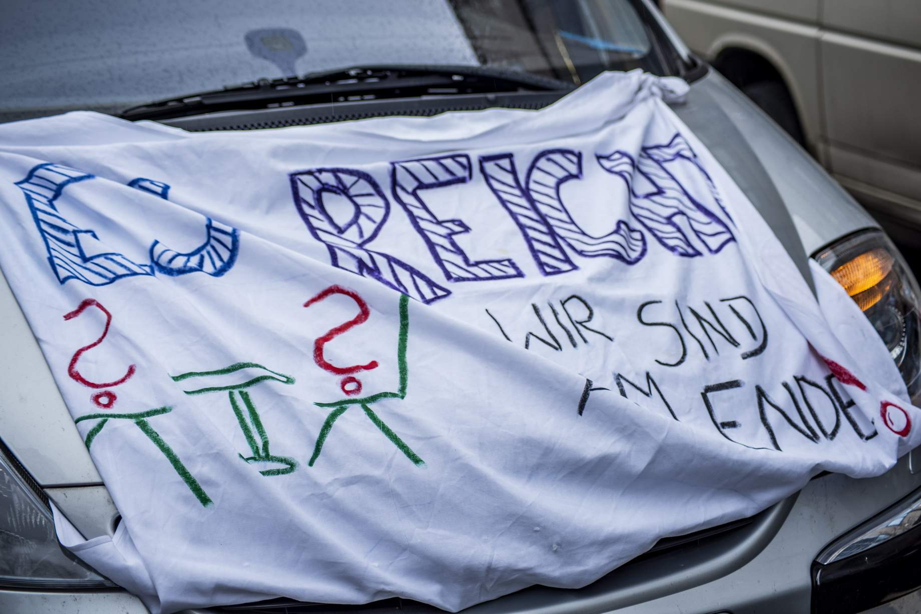 Aktion "Leere Stühle Jena” – Gastronomie braucht Hilfe 287 Jenaer Gastronomen und Dienstleister fahren Autokorso und übergeben Petition.