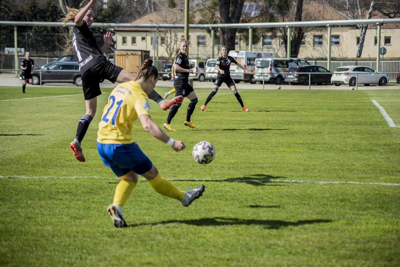 Die Frauen des FC Carl Zeiss Jena gewinnen am Mittwoch-Nachmittag gegen Borussia Mönchengladbach mit 3:0 (1:0) im Jenaer EAS. Die Frauen des FC Carl Zeiss Jena gewinnen am Mittwoch-Nachmittag gegen Borussia Mönchengladbach mit 3:0 (1:0) im Jenaer EAS.