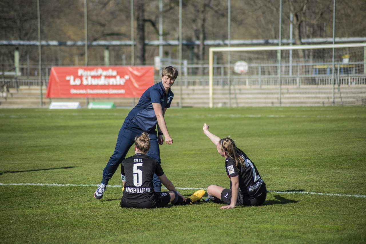Die Frauen des FC Carl Zeiss Jena gewinnen am Mittwoch-Nachmittag gegen Borussia Mönchengladbach mit 3:0 (1:0) im Jenaer EAS. Die Frauen des FC Carl Zeiss Jena gewinnen am Mittwoch-Nachmittag gegen Borussia Mönchengladbach mit 3:0 (1:0) im Jenaer EAS.