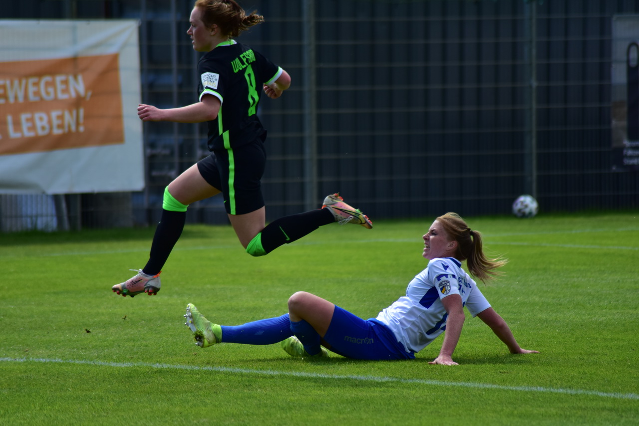 Die Frauen des FC Carl Zeiss Jena spielen wieder in der 1. Frauen – Bundesliga. 3 Die Frauen des FC Carl Zeiss Jena spielen wieder in der 1. Frauen – Bundesliga. Trotz des Unentschieden gegen VfL Wolfsburg II 2:2 (1:0) ist der Aufstieg in die Liga I geschafft!!