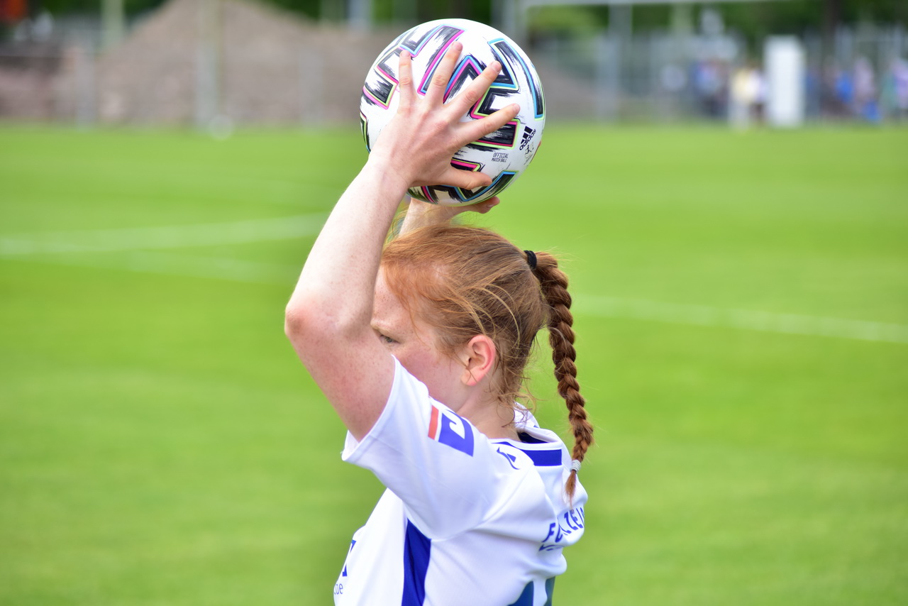 Die Frauen des FC Carl Zeiss Jena spielen wieder in der 1. Frauen – Bundesliga. 5 Die Frauen des FC Carl Zeiss Jena spielen wieder in der 1. Frauen – Bundesliga. Trotz des Unentschieden gegen VfL Wolfsburg II 2:2 (1:0) ist der Aufstieg in die Liga I geschafft!!