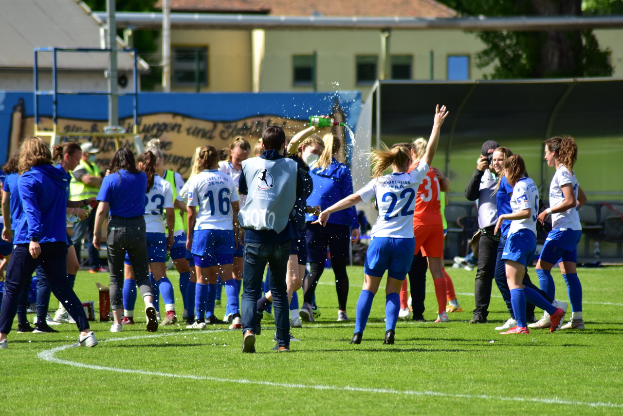 Die Frauen des FC Carl Zeiss Jena spielen wieder in der 1. Frauen – Bundesliga. Trotz des Unentschieden gegen VfL Wolfsburg II 2:2 (1:0) ist der Aufstieg in die Liga I geschafft!! Die Frauen des FC Carl Zeiss Jena spielen wieder in der 1. Frauen – Bundesliga. Trotz des Unentschieden gegen VfL Wolfsburg II 2:2 (1:0) ist der Aufstieg in die Liga I geschafft!!