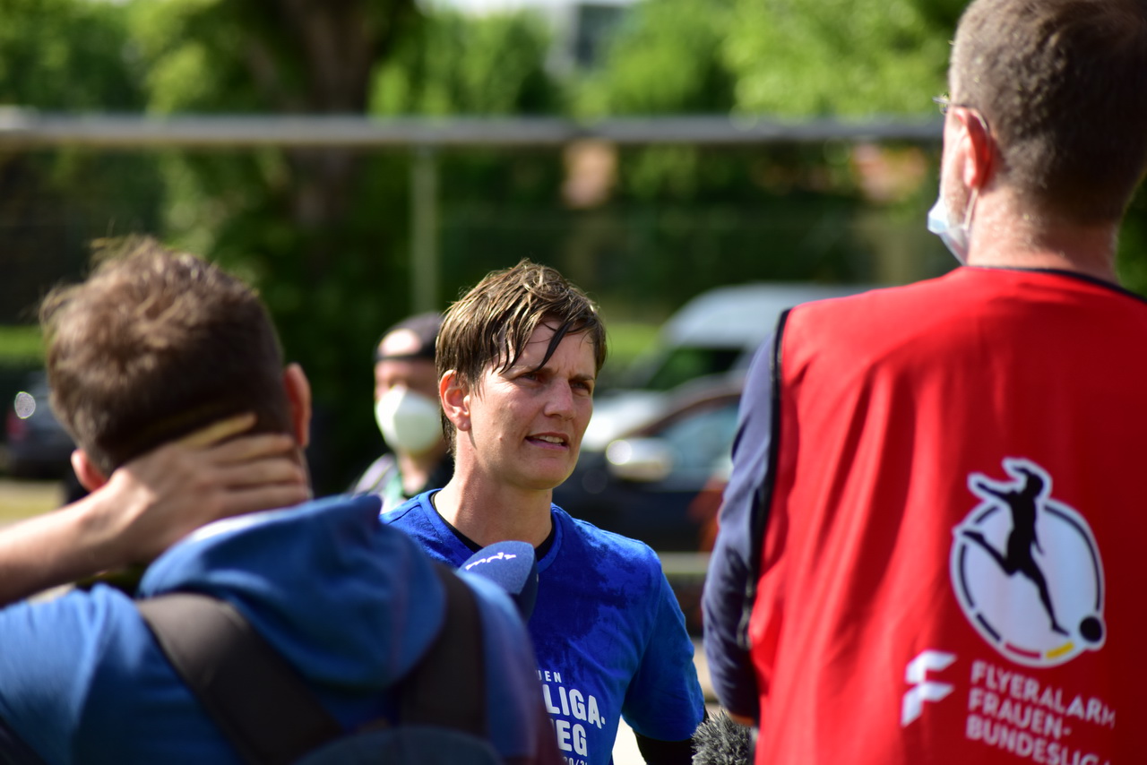 Die Frauen des FC Carl Zeiss Jena spielen wieder in der 1. Frauen – Bundesliga. Trotz des Unentschieden gegen VfL Wolfsburg II 2:2 (1:0) ist der Aufstieg in die Liga I geschafft!! Die Frauen des FC Carl Zeiss Jena spielen wieder in der 1. Frauen – Bundesliga. Trotz des Unentschieden gegen VfL Wolfsburg II 2:2 (1:0) ist der Aufstieg in die Liga I geschafft!!