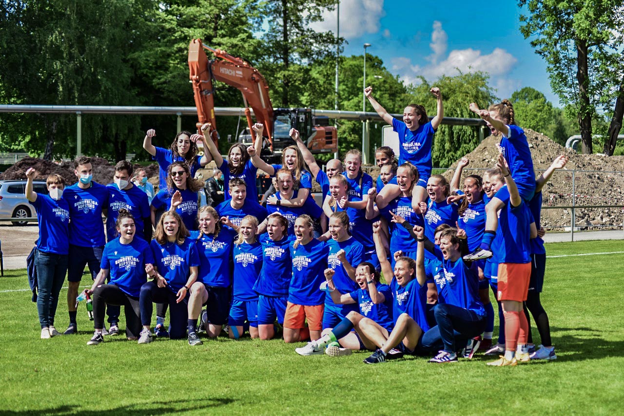 Die Frauen des FC Carl Zeiss Jena spielen wieder in der 1. Frauen – Bundesliga. Trotz des Unentschieden gegen VfL Wolfsburg II 2:2 (1:0) ist der Aufstieg in die Liga I geschafft!! Die Frauen des FC Carl Zeiss Jena spielen wieder in der 1. Frauen – Bundesliga. Trotz des Unentschieden gegen VfL Wolfsburg II 2:2 (1:0) ist der Aufstieg in die Liga I geschafft!!