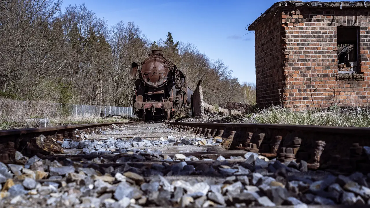 Lost Place: Sehr viel Rost und Metall auf Schienen geparkt 2 Eine nostalgische Welt aus rostigen Metall auf Schienen - die private Loksammlung Falkenberg.