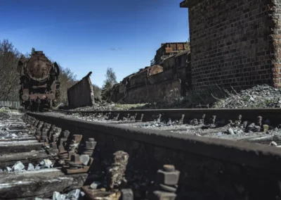 Skurrile Leidenschaft und nostalgisches Flair an verlassenen Orten – gepaart mit sehr viel rustikalen, rostigen Metall, was einst auf Schienen durch die Lande fuhr.