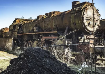Skurrile Leidenschaft und nostalgisches Flair an verlassenen Orten – gepaart mit sehr viel rustikalen, rostigen Metall, was einst auf Schienen durch die Lande fuhr.