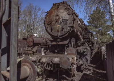 Eine nostalgische Welt aus rostigen Metall auf Schienen - die private Loksammlung Falkenberg.