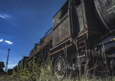 Skurrile Leidenschaft und nostalgisches Flair an verlassenen Orten – gepaart mit sehr viel rustikalen, rostigen Metall, was einst auf Schienen durch die Lande fuhr.