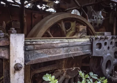 Eine nostalgische Welt aus rostigen Metall auf Schienen - die private Loksammlung Falkenberg.