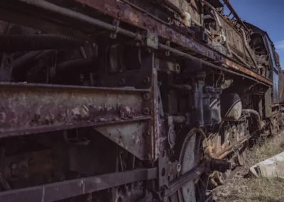 Eine nostalgische Welt aus rostigen Metall auf Schienen - die private Loksammlung Falkenberg.