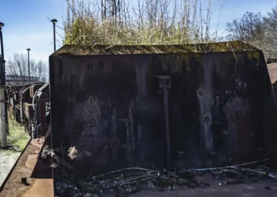 Skurrile Leidenschaft und nostalgisches Flair an verlassenen Orten – gepaart mit sehr viel rustikalen, rostigen Metall, was einst auf Schienen durch die Lande fuhr.