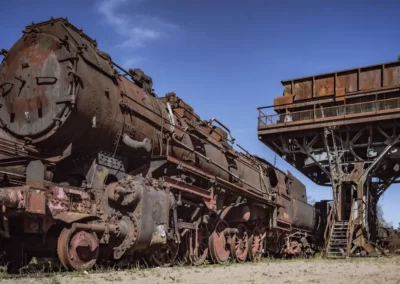Skurrile Leidenschaft und nostalgisches Flair an verlassenen Orten – gepaart mit sehr viel rustikalen, rostigen Metall, was einst auf Schienen durch die Lande fuhr.