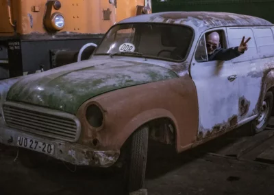 Eine nostalgische Welt aus rostigen Metall auf Schienen - die private Loksammlung Falkenberg.