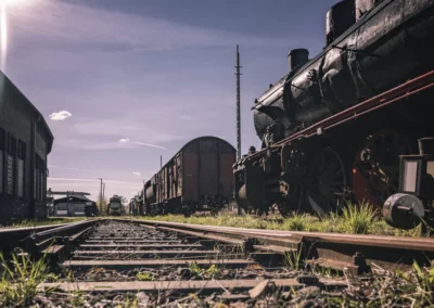 Skurrile Leidenschaft und nostalgisches Flair an verlassenen Orten – gepaart mit sehr viel rustikalen, rostigen Metall, was einst auf Schienen durch die Lande fuhr.