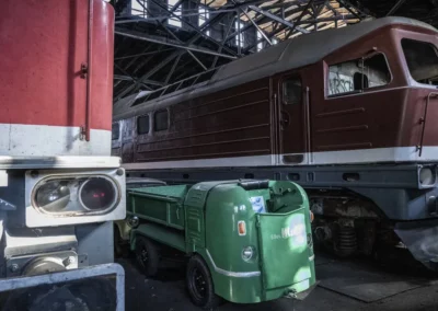 Skurrile Leidenschaft und nostalgisches Flair an verlassenen Orten – gepaart mit sehr viel rustikalen, rostigen Metall, was einst auf Schienen durch die Lande fuhr.