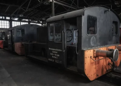 Eine nostalgische Welt aus rostigen Metall auf Schienen - die private Loksammlung Falkenberg.