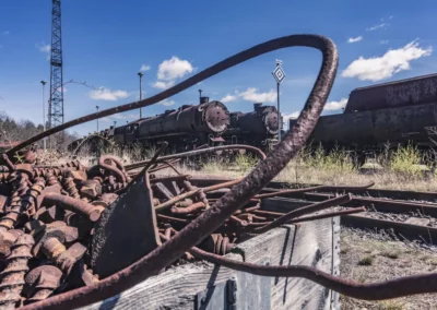 Eine nostalgische Welt aus rostigen Metall auf Schienen - die private Loksammlung Falkenberg.