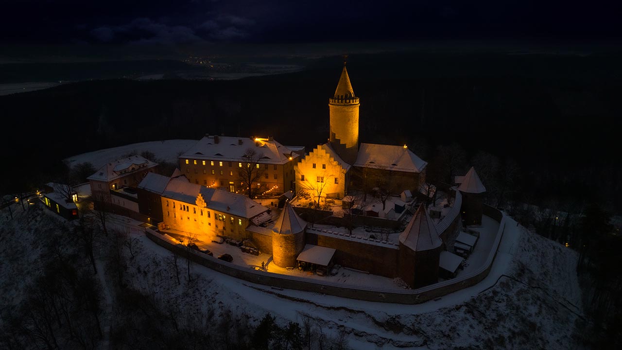 Die Leuchtenburg in Seitenroda ist eine historische Burg mit atemberaubendem Ausblick, Kunstausstellungen und Erlebnisgastronomie. Perfektes Ausflugsziel in Thüringen! Die Leuchtenburg in Seitenroda ist eine historische Burg mit atemberaubendem Ausblick, Kunstausstellungen und Erlebnisgastronomie. Perfektes Ausflugsziel in Thüringen!
