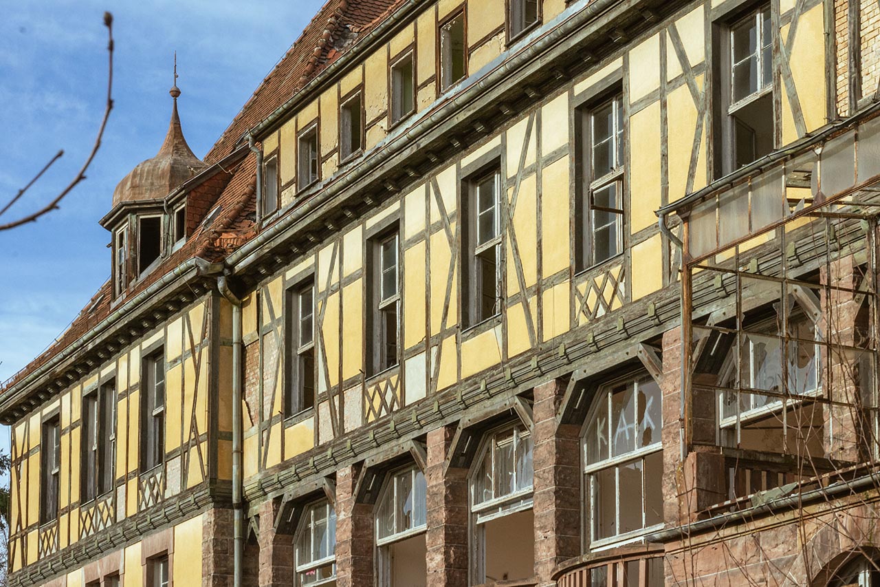 Lost Places faszinieren viele Menschen durch ihre Mischung aus Geschichte, Verfall und der geheimnisvollen Atmosphäre, die sie ausstrahlen. Lost Places faszinieren viele Menschen durch ihre Mischung aus Geschichte, Verfall und der geheimnisvollen Atmosphäre, die sie ausstrahlen.