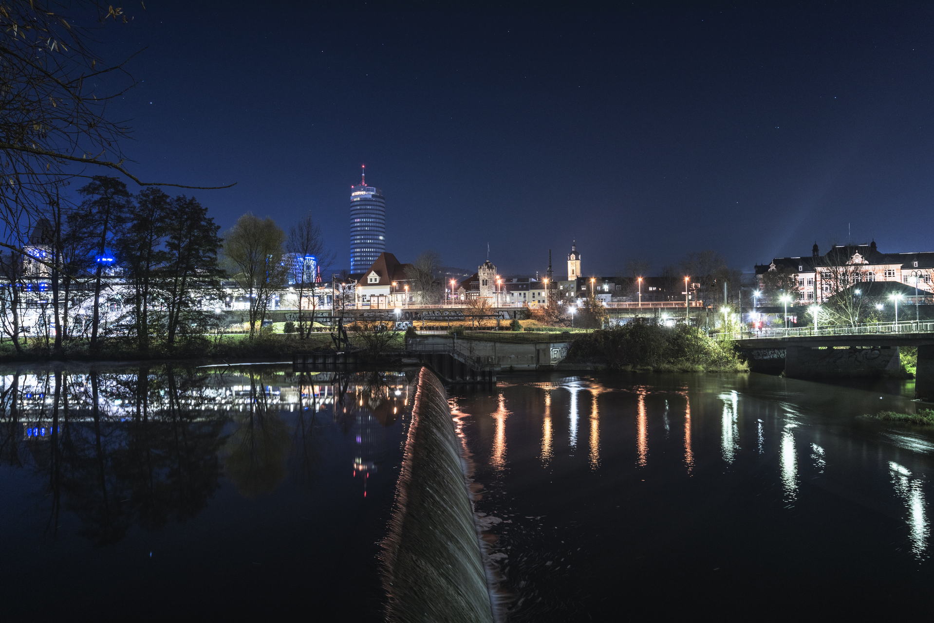Saale Impressionen 17 Blick auf die Jenaer City in den Abendstunden. Langzeitbelichtung am Jenaer Saaleufer.