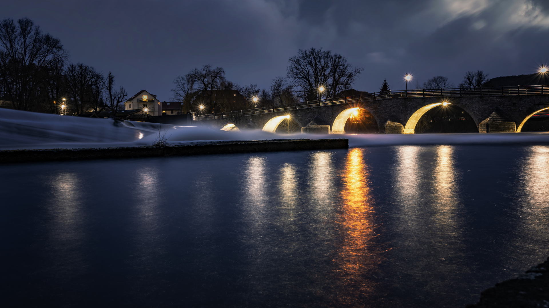 Saale Impressionen 11 Ein traumhaftes Lichterspiel an der Alten Saalebrücke, Am Wehr in Jena-Burgau.