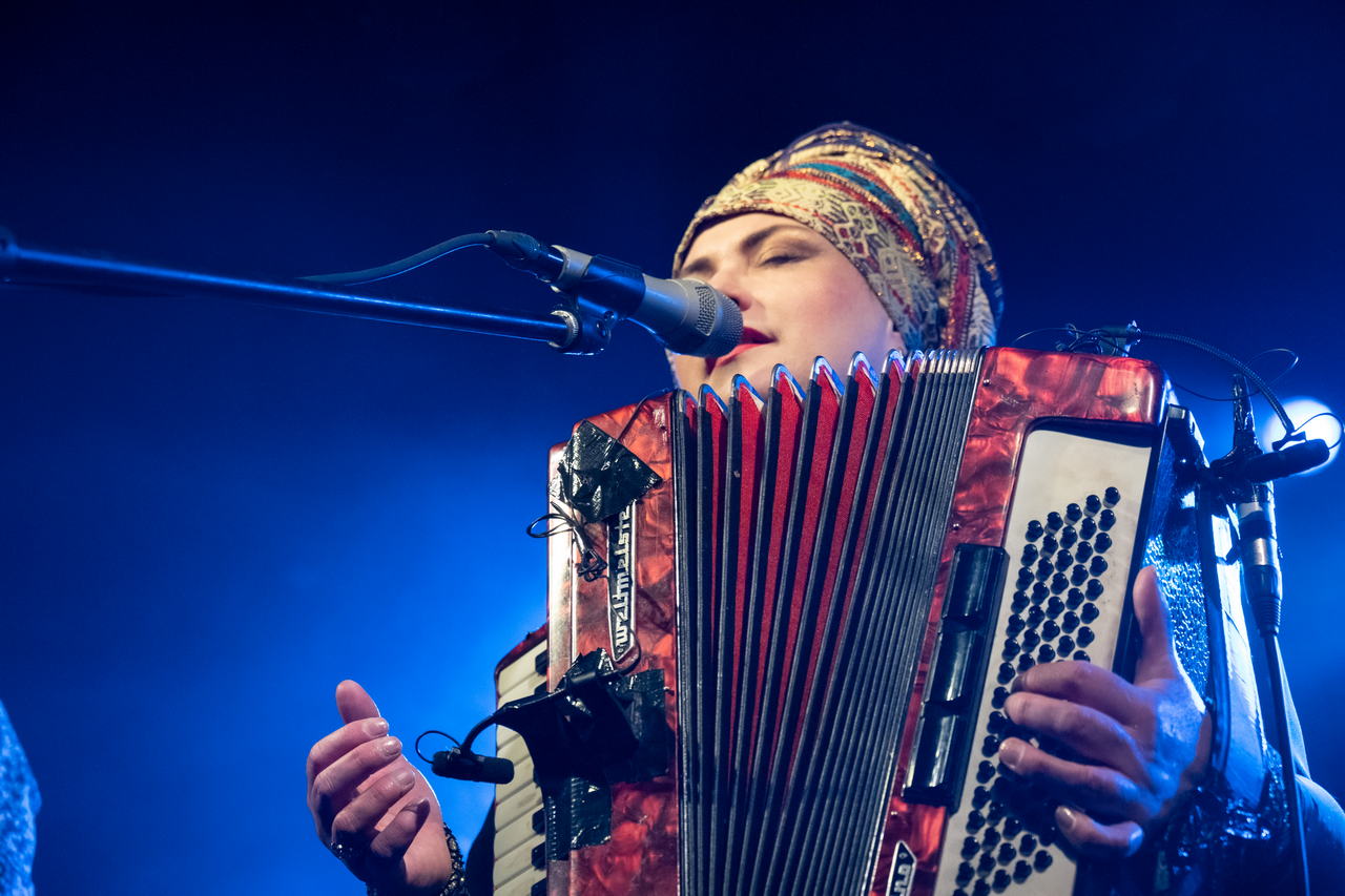 Eventfotografie, Fotos von Veranstaltungen 8 Dikanda LIVE auf der Bühne im Jenaer KulturBahnhof Jena, 2023