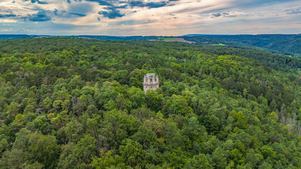 Bismarckturm Jena – Historischer Aussichtsturm auf dem Tatzend 3 Drohnen-Aufnahme vom Bismarckturm Jena im Juli 2024.