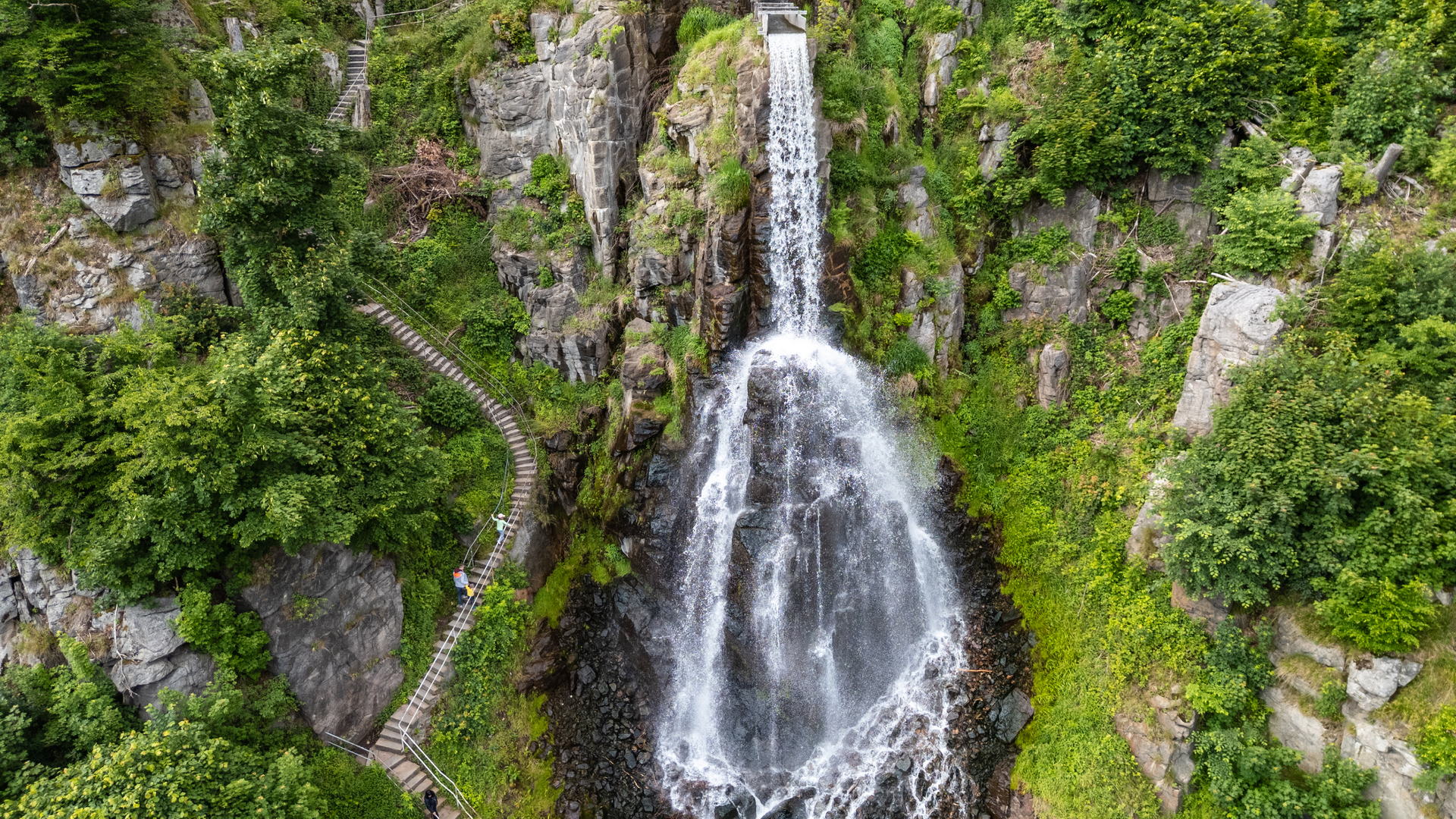 Drusetaler Wasserfall aus luftiger Höhe betrachtet.