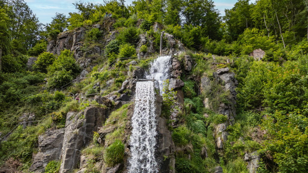 Trusetaler Wasserfall: Top-Ausflugsziel in Thüringen 4 Blick auf den tosenden Trusetaler Wasserfall im Sommer