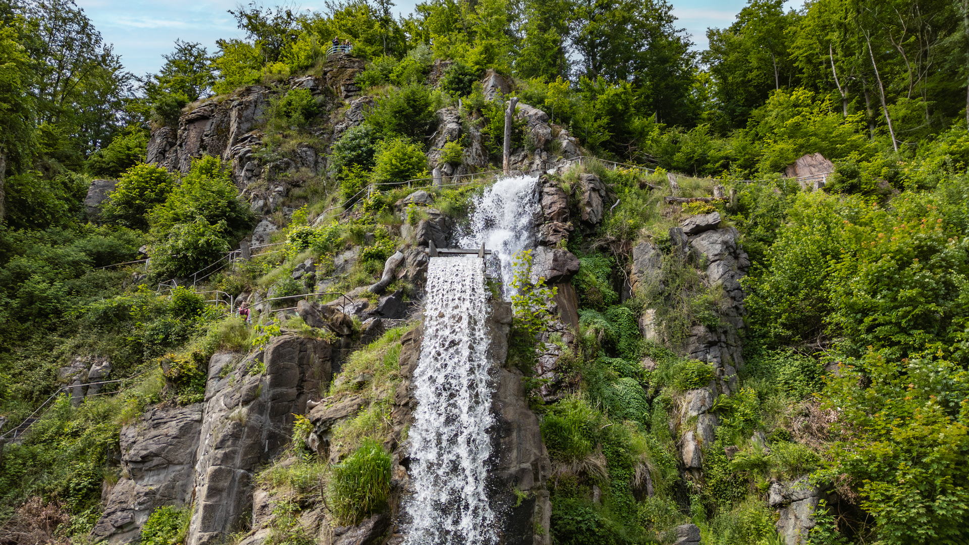 Blick auf den tosenden Trusetaler Wasserfall im Sommer