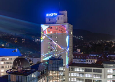 tangente digital art: „The Abbe Number“ - Lichtkunst 2025 am Jenoptik Hochaus