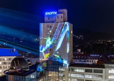 tangente digital art: „The Abbe Number“ - Lichtkunst 2025 am Jenoptik Hochaus