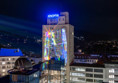 tangente digital art: „The Abbe Number“ - Lichtkunst 2025 am Jenoptik Hochaus