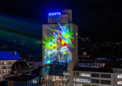 tangente digital art: „The Abbe Number“ - Lichtkunst 2025 am Jenoptik Hochaus