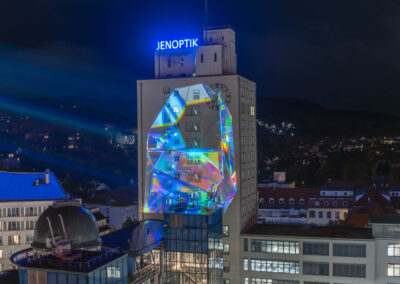 tangente digital art: „The Abbe Number“ - Lichtkunst 2025 am Jenoptik Hochaus