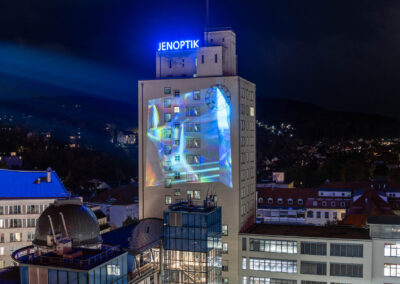 tangente digital art: „The Abbe Number“ - Lichtkunst 2025 am Jenoptik Hochaus