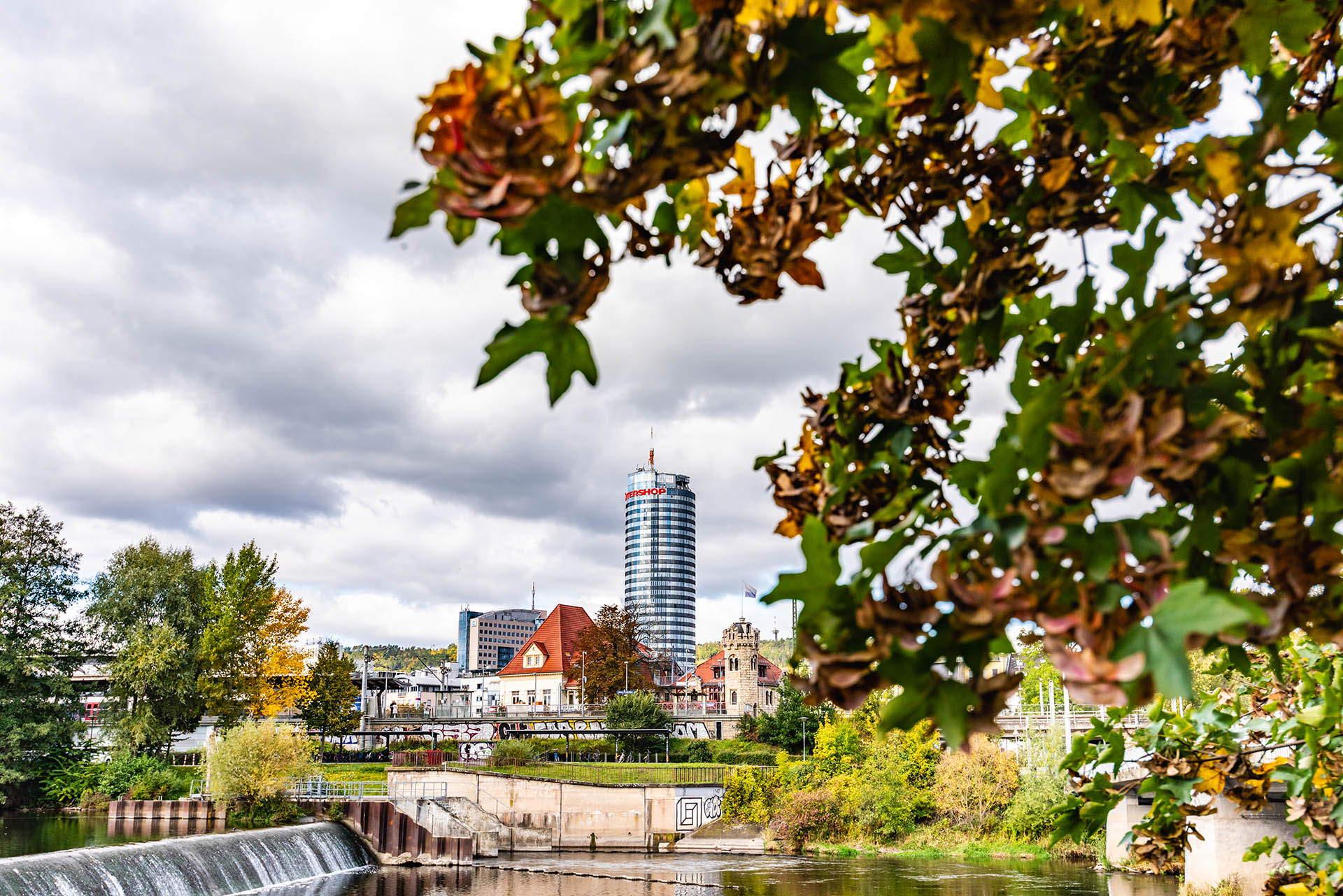 Herbstliches Jena, Blick auf die Saale und Richtung JenTower. Herbstliches Jena, Blick auf die Saale und Richtung JenTower.