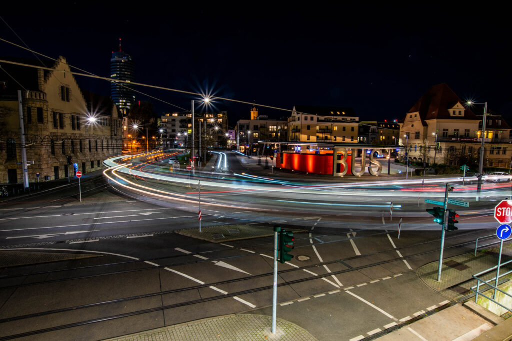 6 Sekunden Langzeitbelichtung vom Jenaer Paradiesbahnof in Richtung Jenaer Innenstadt mit JenTower und 2 Straßenbahnen.