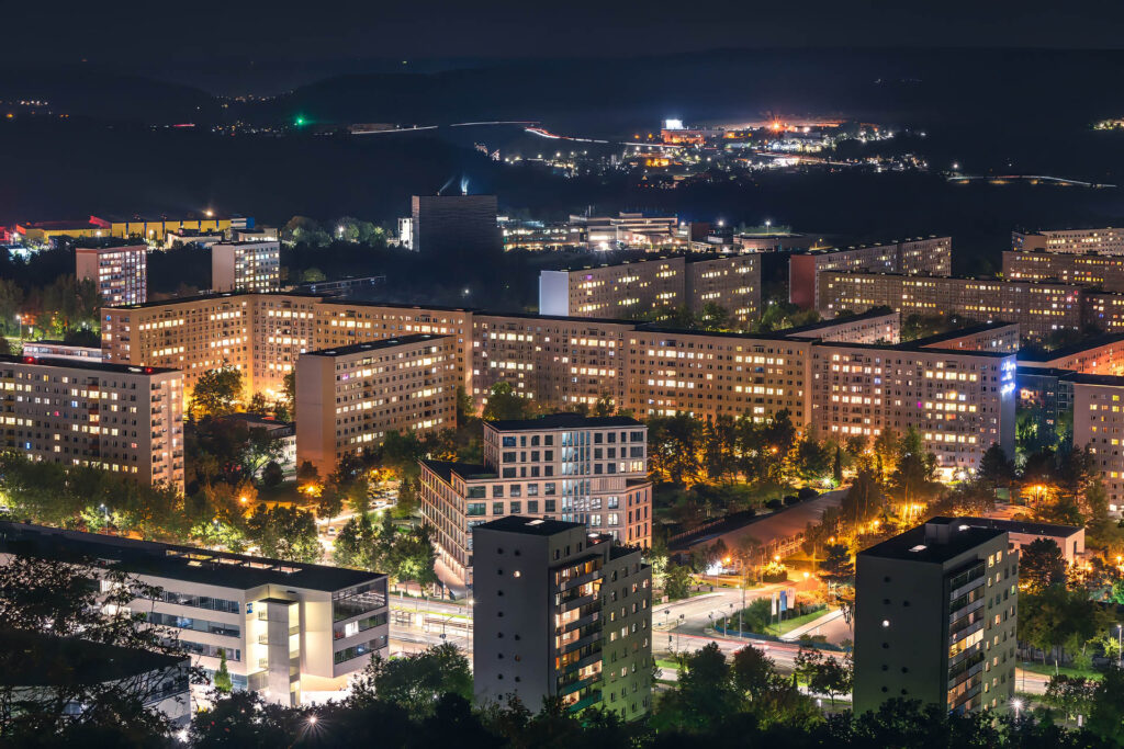 Jena, Lobeda-West in den späteren Abendstunden. Langzeitbelichtung von der Lobdeburg aus.