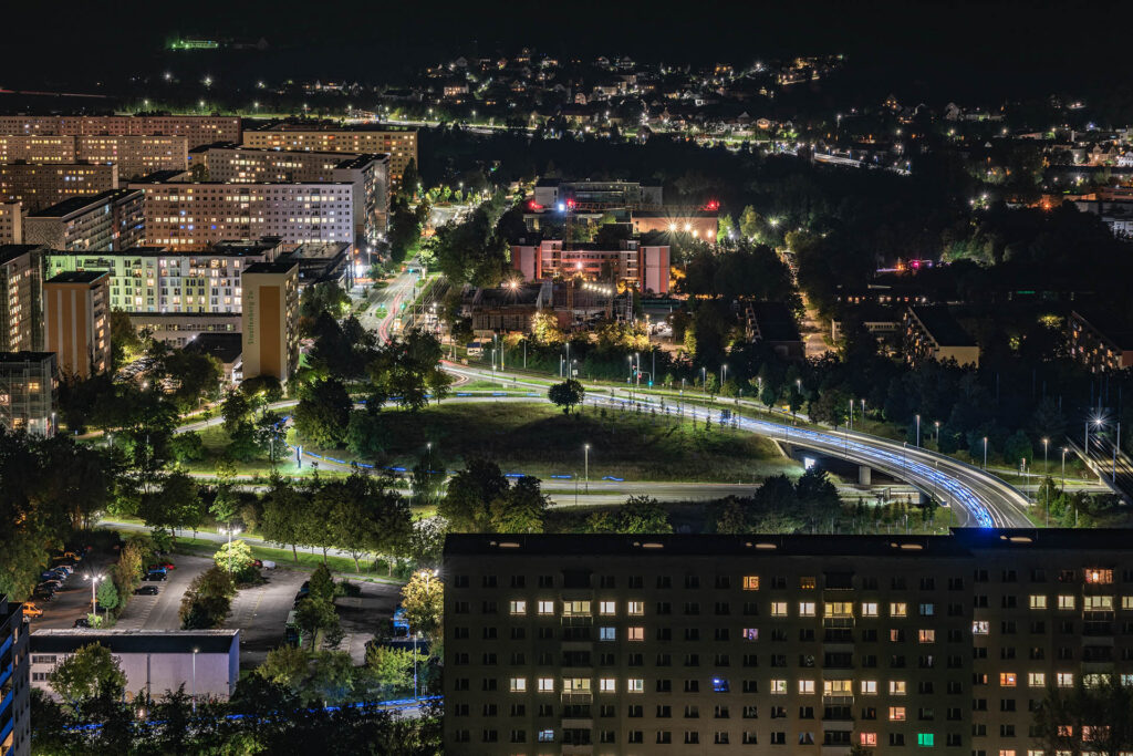 Jena, Lobeda-West in den späteren Abendstunden. Langzeitbelichtung von der Lobdeburg aus.