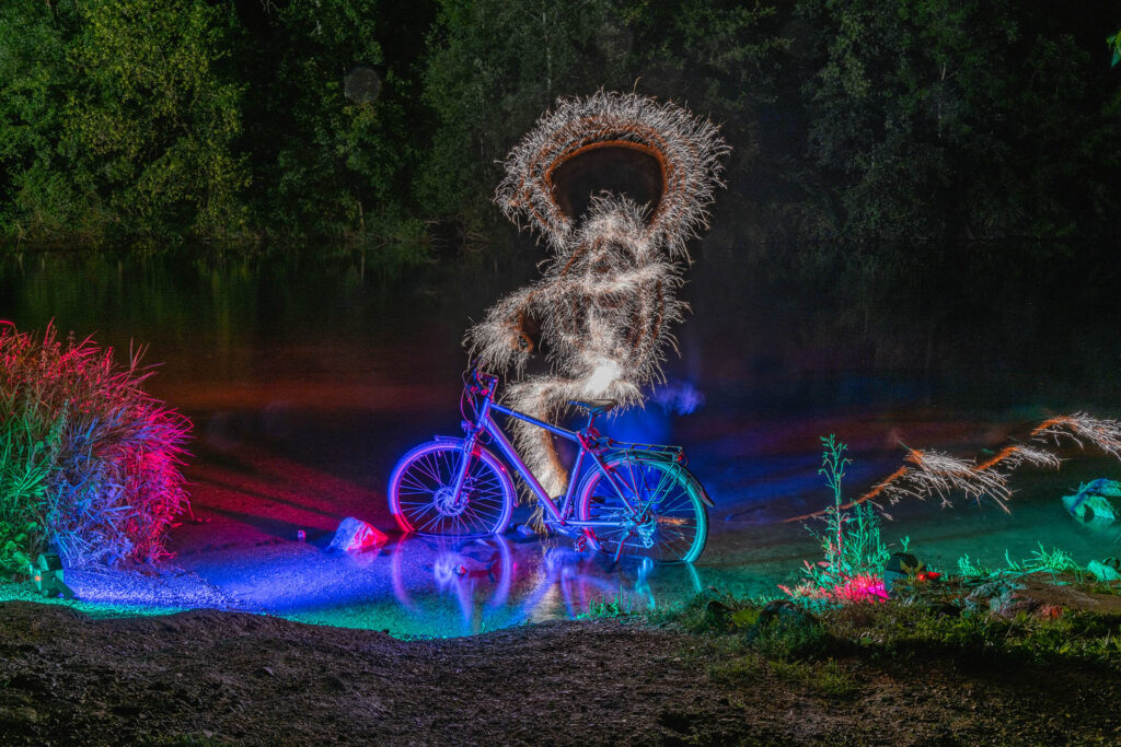 Die Nacht malt zurück.