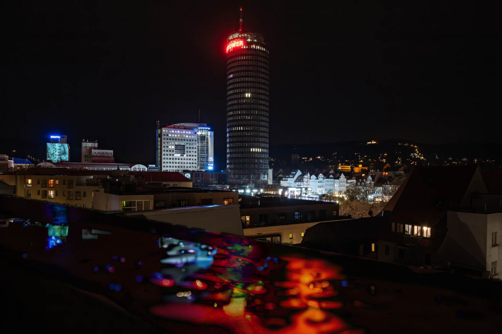 Der Jenatower bei Regen betrachtet. Langzeitbelichtung von der Dachterasse des Sonnenhofs.