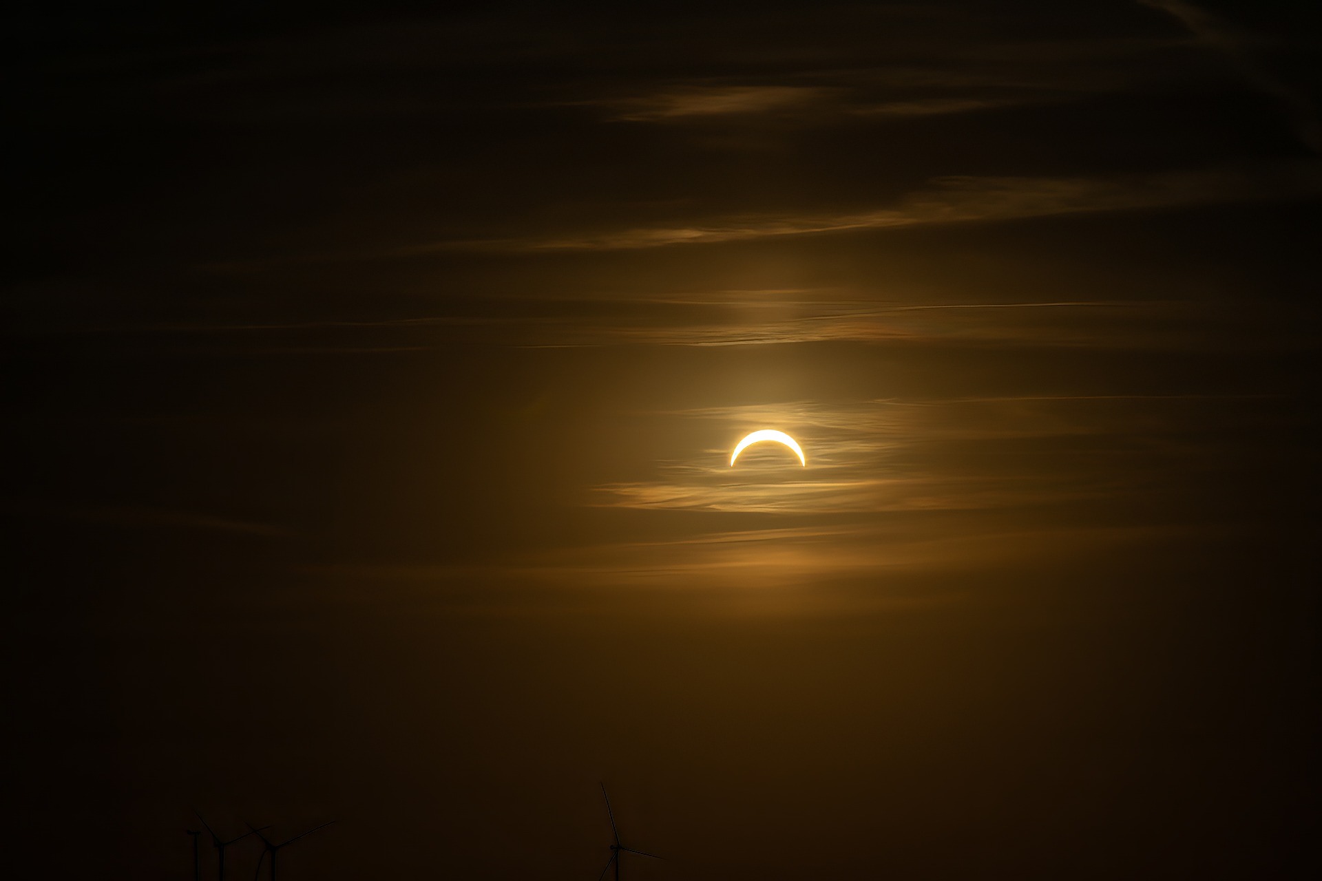 Partielle Sonnenfinsternis über Thüringen – der Mond schiebt sich sichtbar vor die Sonnenscheibe und taucht die Landschaft in gedämpftes Licht.