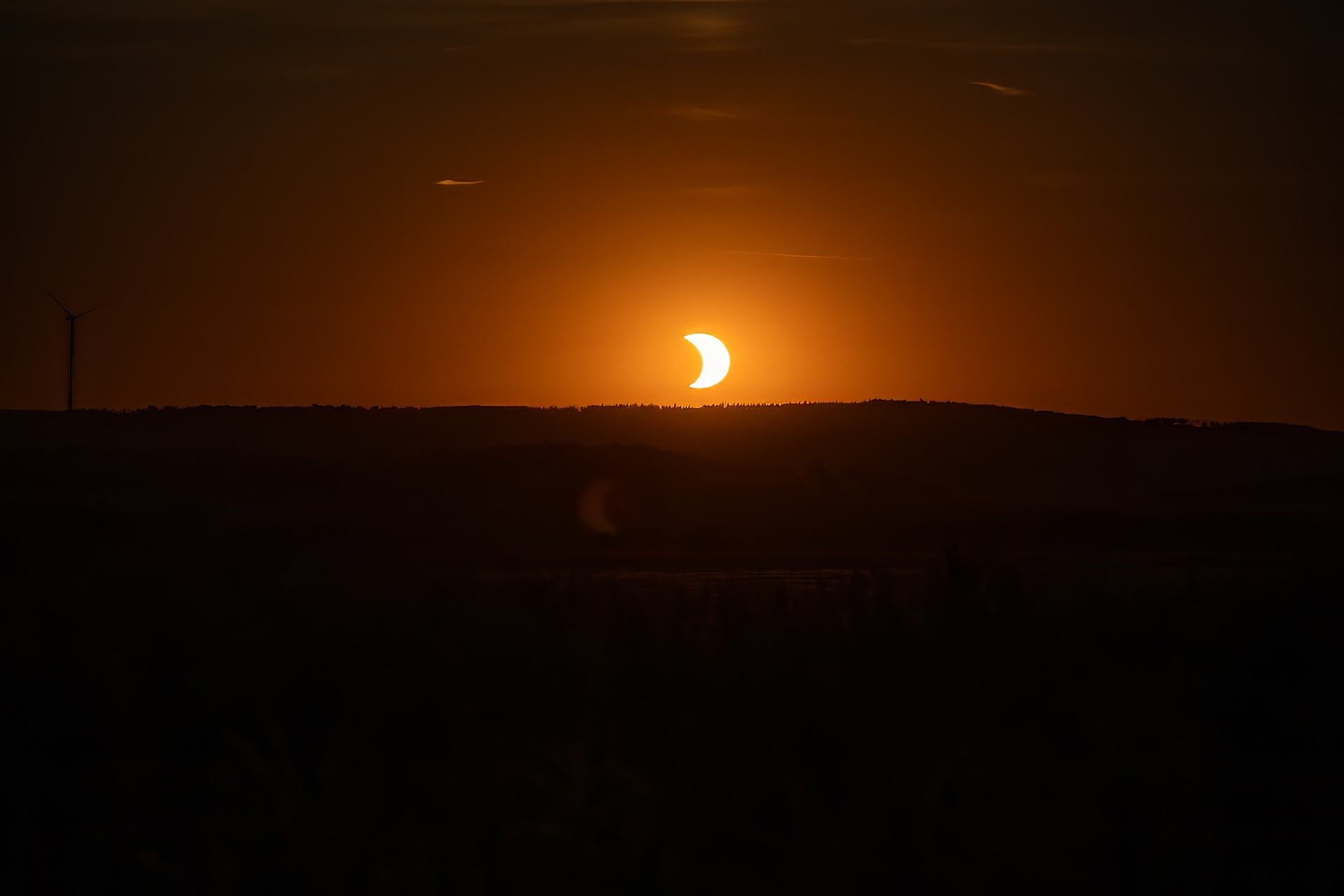 Ruhige Sommerstimmung in Zimmritz während der Sonnenfinsternis – weiche Schatten und sanfte Farben prägen die Atmosphäre.