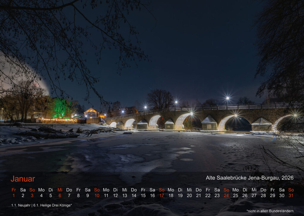 Januar 2026 – Burgauer Saalestrand: Die Alte Saalebrücke über der zugefrorenen Saale, eingefangen in einer ruhigen Langzeitbelichtung.