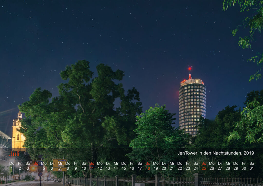 Juli 2019 – Botanischer Garten: Ein nächtlicher Blick Richtung Jentower – Natur und Wahrzeichen vereint.