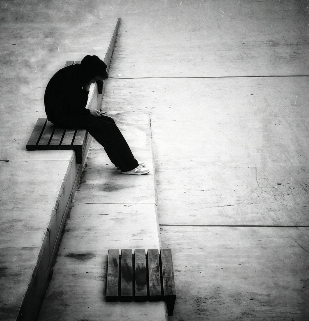 Street Photography ist eine Form der Fotografie, die das Leben und die Gesellschaft im öffentlichen Raum dokumentiert. Sie fängt spontane Momente ein, oft ohne Inszenierung oder Interaktion mit den fotografierten Personen.
